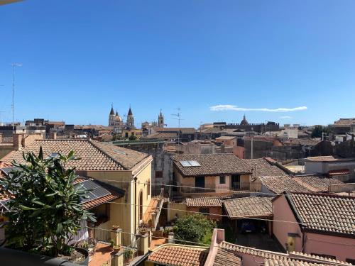 uma vista aérea de uma cidade com telhados em Acireale Centro em Acireale