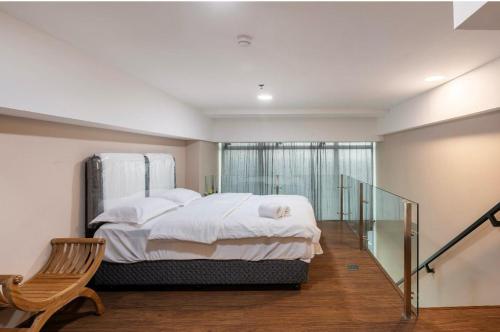 um quarto com uma cama grande e uma escada de vidro em Time Suit Cozy loft with WiFi and pool em Klapadua