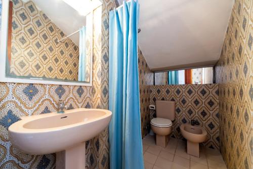 y baño con lavabo y aseo. en Appartamenti Villa Innamorata, en Capoliveri
