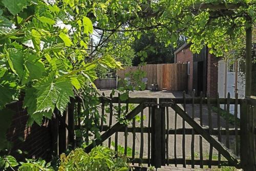 ヘームスケルクにあるB&B De BonAparteの庭の木製の柵
