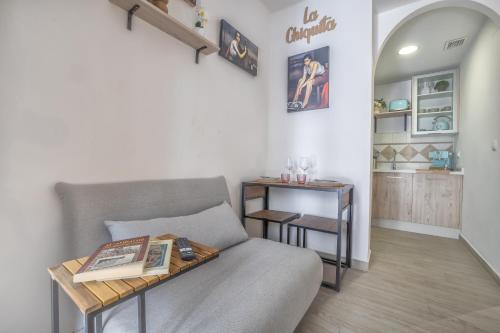 a living room with a couch and a table at El rincón de la Chiquita & Parking in Córdoba