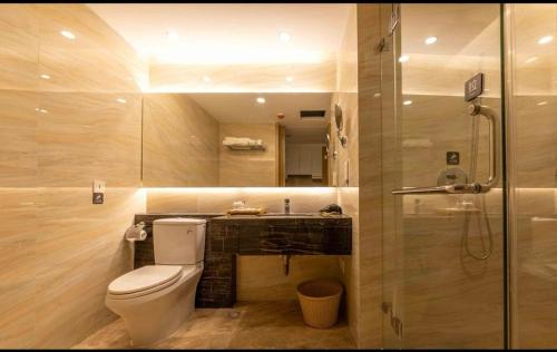 e bagno con servizi igienici, lavandino e doccia. di Mito Serviced Apartment a Canton