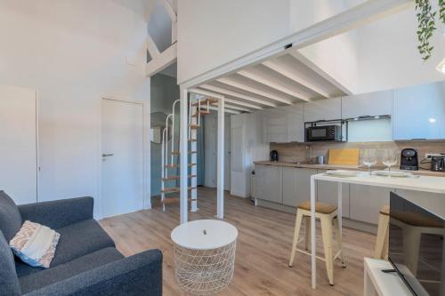 un salon avec un canapé et une table dans l'établissement 1 bedroom duplex apartment, with parking, à Tourcoing