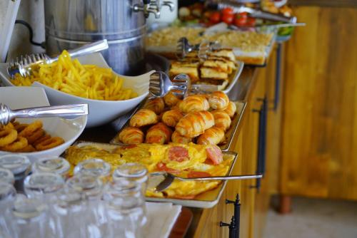 un buffet proposant de nombreux types de plats différents dans l'établissement Enjoy Stone Hotel, à Gorëme