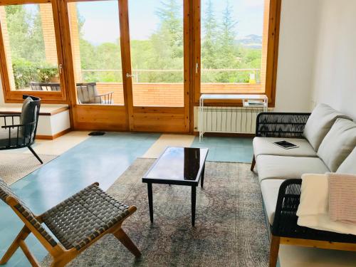 ein Wohnzimmer mit einem Sofa und einem Tisch in der Unterkunft Architect Villa with Infinity Pool near Beach&Golf in Santa Cristina d'Aro