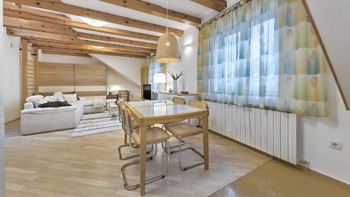 Flexible SelfCheckIns Zagreb 284 - 2 Bedroom Apartment - Loggia - Keybox Entry