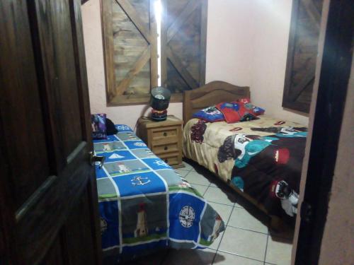 Barranca的住宿－QUINTA CARLOTITA，一间卧室设有两张单人床和一面镜子