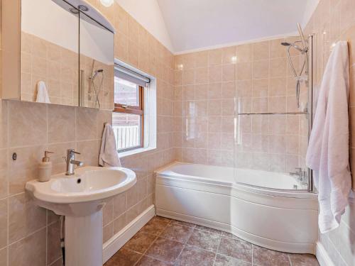 a bathroom with a sink and a tub and a toilet at 4 Bed in Balderton 94158 in Balderton