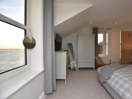 a bedroom with a bed and a window at 4 Bed in Aberdovey 94232 in Aberdyfi