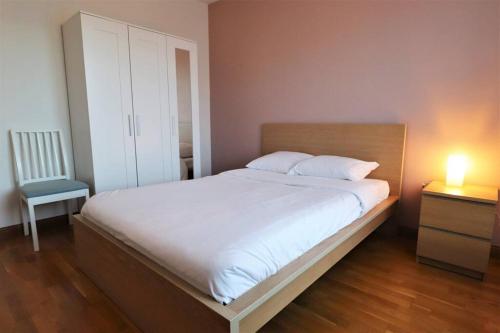A bed or beds in a room at Le Gwened - Centre Vannes - Balcon - Parking