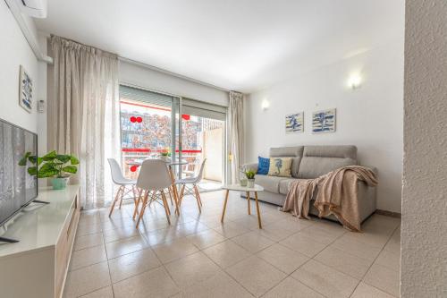 salon z kanapą i stołem w obiekcie Apartamentos Varadero Arysal w Salou