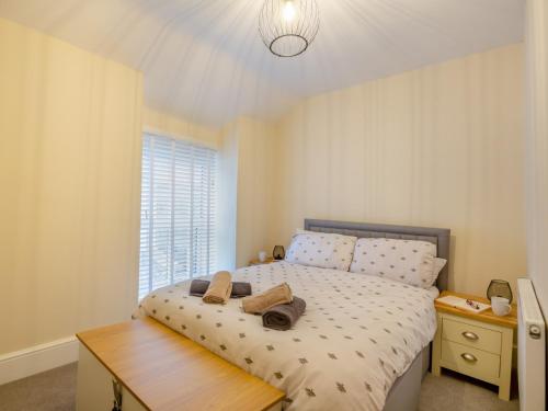 Tempat tidur dalam kamar di 2 Bed in Porthmadog 93835