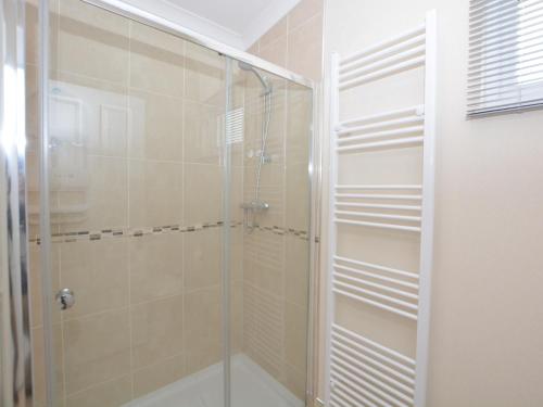um chuveiro com uma porta de vidro na casa de banho em 2 Bed in Tattershall Lakes 50360 em Tattershall