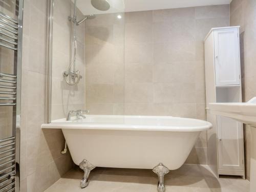 A bathroom at 2 Bed in Porthmadog 93835