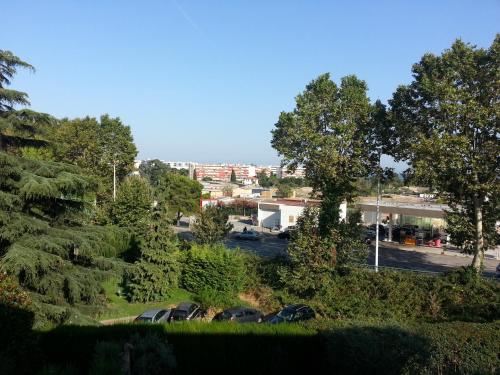 un groupe de voitures garées sur un parking dans l'établissement Vue mer-hippodrome à 2 pas de la mer et de la gare, à Cagnes-sur-Mer