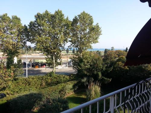 un balcon avec vue sur un parking dans l'établissement Vue mer-hippodrome à 2 pas de la mer et de la gare, à Cagnes-sur-Mer