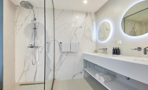 een badkamer met een douche en een wastafel bij WestCord Art Hotel Amsterdam 4 stars in Amsterdam