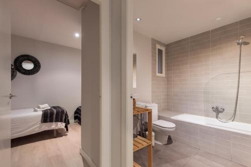 y baño con bañera, aseo y lavamanos. en LetsGo Diagonal Avenue Apartment, en Barcelona