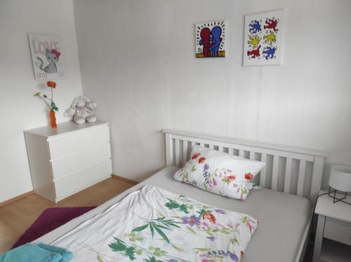 een kleine slaapkamer met een bed met een kussen bij Ferienwohnung Munz in Ringsheim