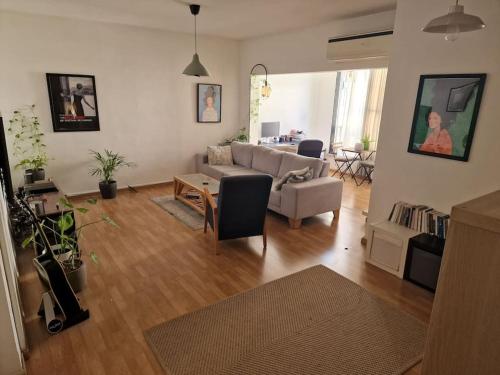 Postel nebo postele na pokoji v ubytování Modern warm 2BR, near the park