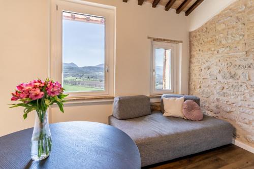 斯佩洛的住宿－Incanto a Spello: Raffinato Appartamento per Due，客厅配有沙发和花瓶