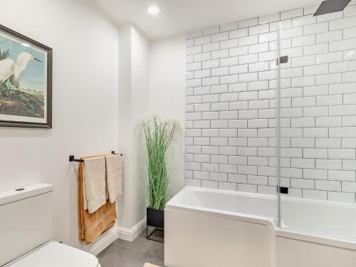een witte badkamer met een bad en een douche bij 2 Bed in Buxton 94059 in New Mills