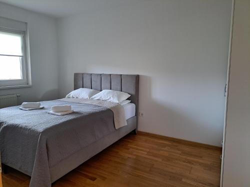 Un pat sau paturi într-o cameră la Apartman Ušće