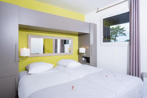- 2 lits dans une chambre avec 2 fenêtres dans l'établissement Villages Clubs du Soleil - SOUSTONS - Locatif, à Soustons