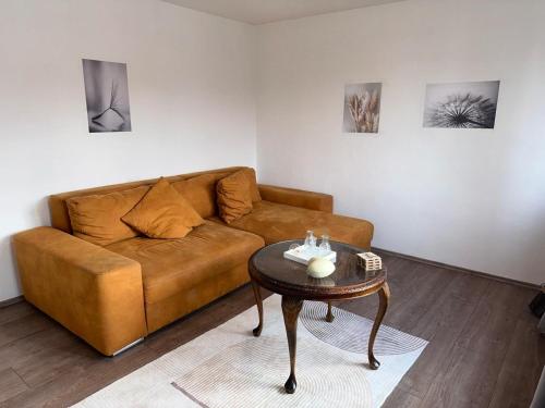 ein Wohnzimmer mit einem Sofa und einem Tisch in der Unterkunft Penthouse Köln- Frechen 80qm 3 Zimmer in Frechen