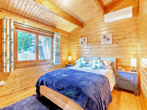 - une chambre avec un lit dans une cabane en bois dans l'établissement 2 Bed in Kibworth Harcourt 94141, à Market Harborough