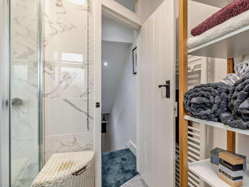 - Baño con ducha a ras de suelo y puerta de cristal en 2 Bed in Buxworth 94131 en Buxworth