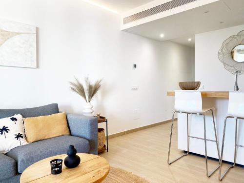 Posezení v ubytování Fantastic apartment in The Wave just steps from Carvajal Beach - Pool and free parking