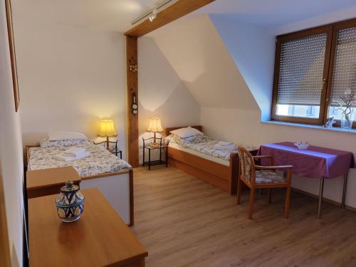 Ferienwohnung Hohenroda tesisinde bir odada yatak veya yataklar