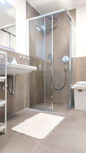 bagno con doccia e lavandino di Wohnung mit Naturaussicht a Trodena
