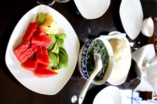 un piatto di frutta e un piatto di pesto di Stay in Bomang'ombe with Breakfast a Moshi