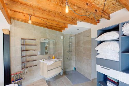a bathroom with a sink and a shower at L'escapade / Maison de campagne in Veigné