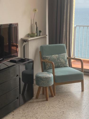 sala de estar con silla y escritorio en Profitez De La Vue !, en Banyuls-sur-Mer