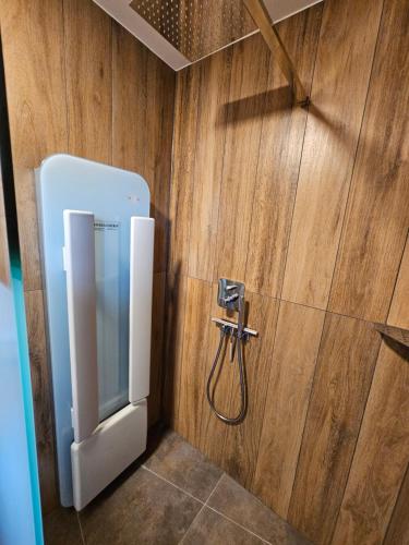 a bathroom with a shower in a wooden wall at Baumhaus und Tinyhaus in Mühlhausen