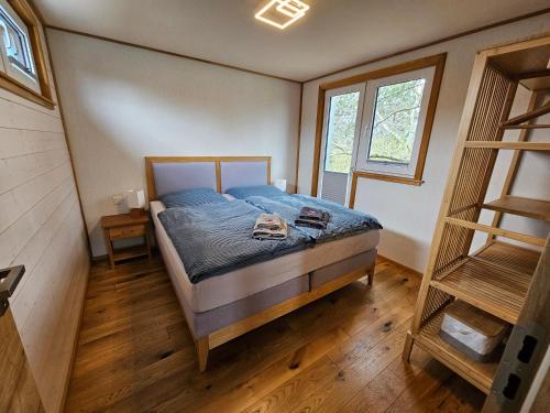 a bedroom with a bed in a small room at Baumhaus und Tinyhaus in Mühlhausen