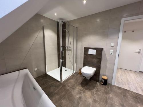 bagno con doccia e servizi igienici di Zentrale Wohnung in Prüm für Traum-Urlaub a Prüm