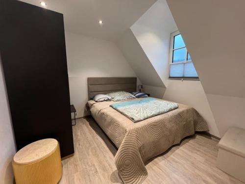 una piccola camera da letto con un letto in mansarda di Zentrale Wohnung in Prüm für Traum-Urlaub a Prüm