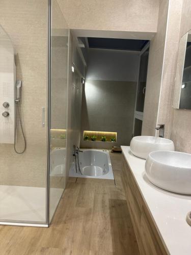 a bathroom with two sinks and a bath tub at VILLA MARIAH Barrosa Playa in Novo Sancti Petri