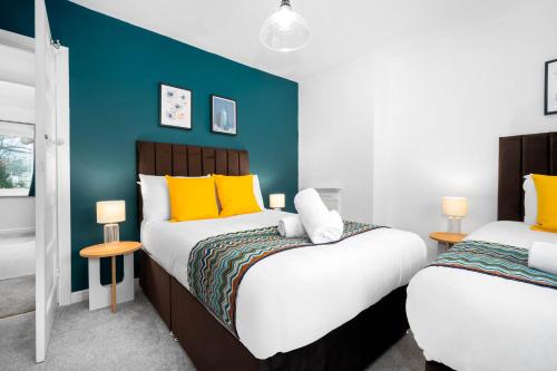 Katil atau katil-katil dalam bilik di Luxury 3 Bedroom House - Garden - Parking - Interior Designed - Netflix - Wifi - 52H