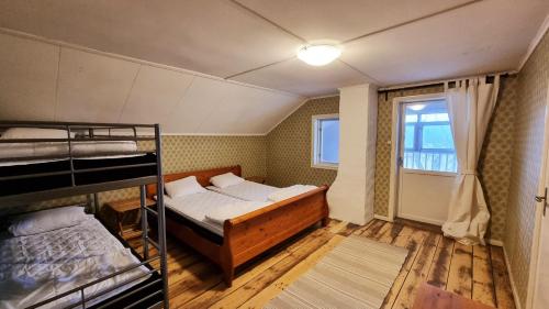 1 Schlafzimmer mit 2 Etagenbetten und einem Fenster in der Unterkunft Large house, Baggetorp, close to swimming and fishing in Nykoping in Nyköping