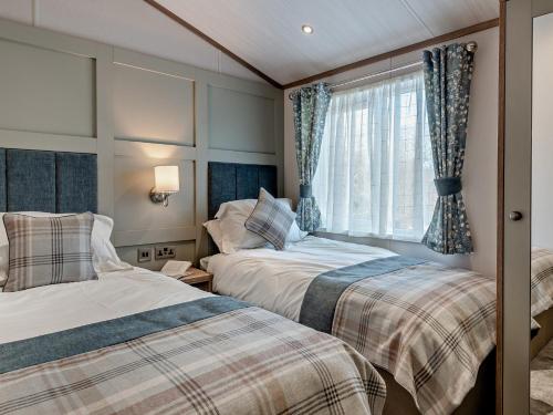 Posteľ alebo postele v izbe v ubytovaní 2 Bed in Woodhall Spa 94179