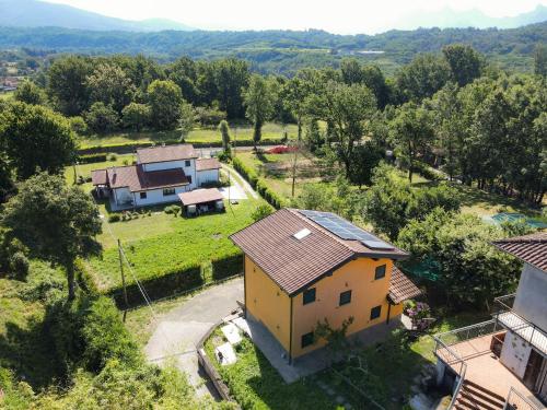 una vista aérea de una casa con patio en B&B Cadrecca Tra Terra Luna e Mare, en Licciana Nardi