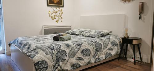 una camera da letto con un letto con un piumone di Green Cellar studio Centre de Strasbourg - 5 min conseil de l'Europe a Strasburgo