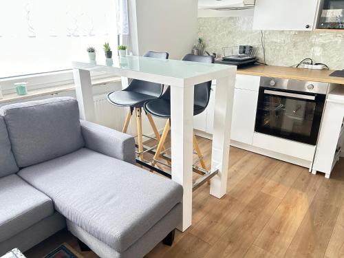 a living room with a table and a couch at Apartment Nähe Flughafen und Messe in Ostfildern