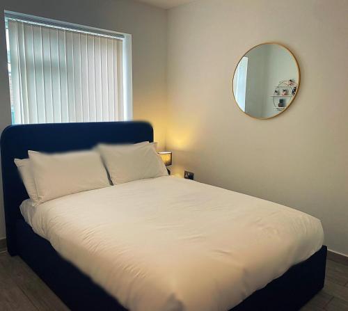 133B HiBrid Home في أوكسفورد: غرفة نوم مع سرير ومرآة على الحائط