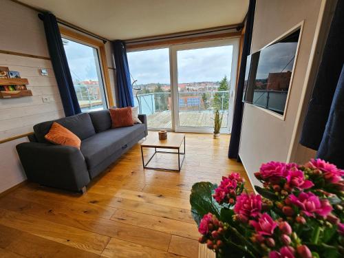 a living room with a couch and a table at Baumhaus und Tinyhaus in Mühlhausen